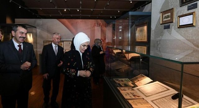 Emine-Erdogandan-Maarif-sergisine-ziyaret.jpeg