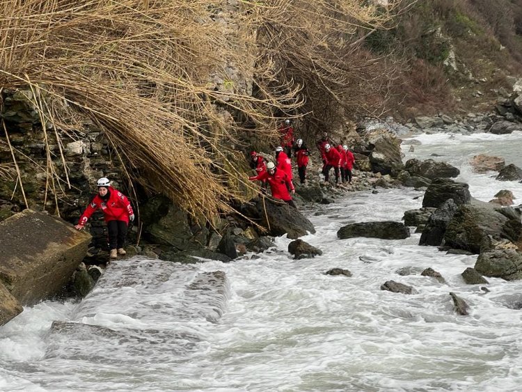 6 mürettebatlı batan gemiden 1 cansız beden çıktı!