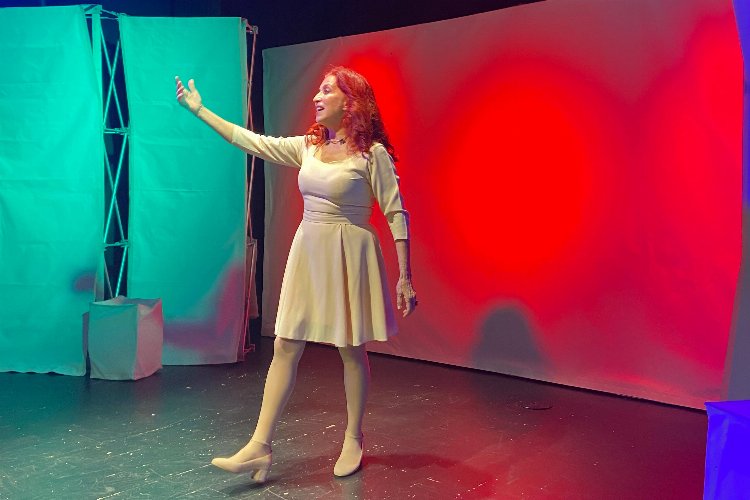 ‘Dışarıda Hiçbir Şey Var’ eğlendirirken düşündürdü