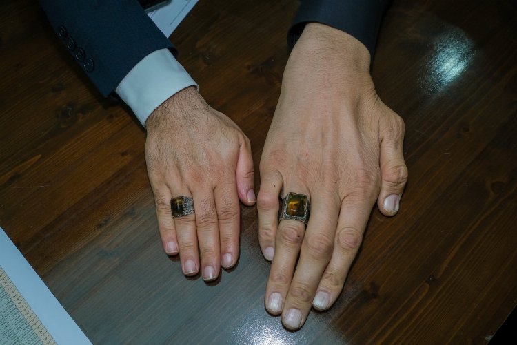 Dünyanın en uzun insanına dünyanın en büyük yüzüğü yapıldı