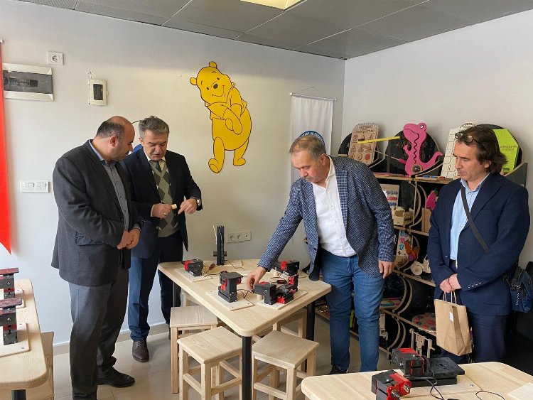 Eğitimcilerden ahşap oyuncak üretim merkezine ziyaret