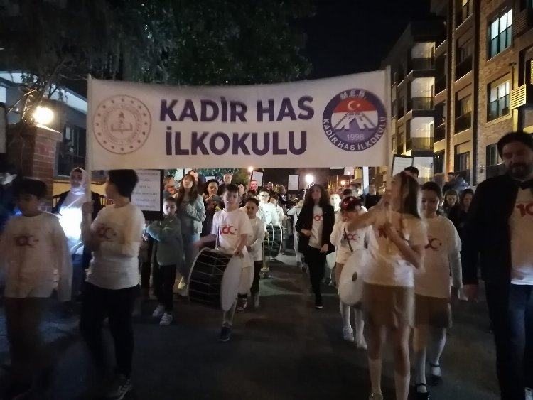İstanbul’da öğrencilerden iftar sonrası renkli fener alayı