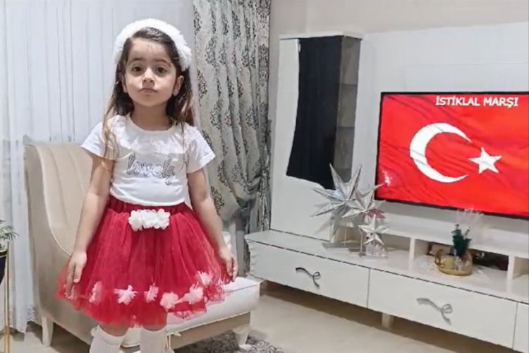 İstiklal Marşı’nı ezbere okuyan minik Esma duygulandırdı