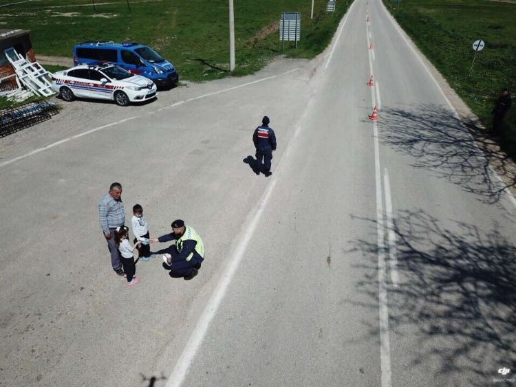 Jandarma drone ile Enez, Keşan Karayolu’ndatrafik denetimi yaptı!