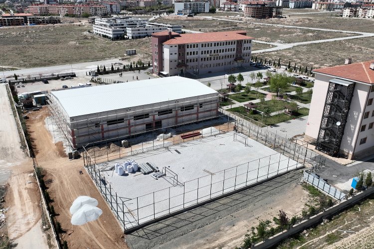 Konya Selçuklu’dan Fen Lisesi’ne salon ve suni çim saha desteği