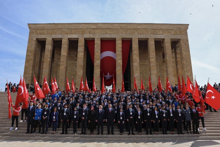 Bakan Bak gençlerle Anıtkabir’de