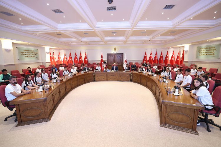 Bakan Güler Yüksekova Belediyespor sporcularıyla buluştu