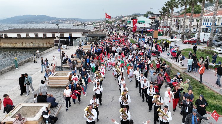 Mudanya’da bayram da, sahne de gençlerin