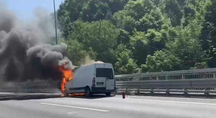 Anadolu Otoyolu’nda seyir halindeki minibüs yandı