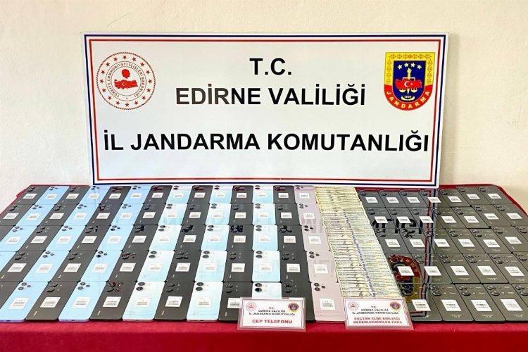 Edirne’de kaçak cep telefonu ve dolar ele geçirildi!