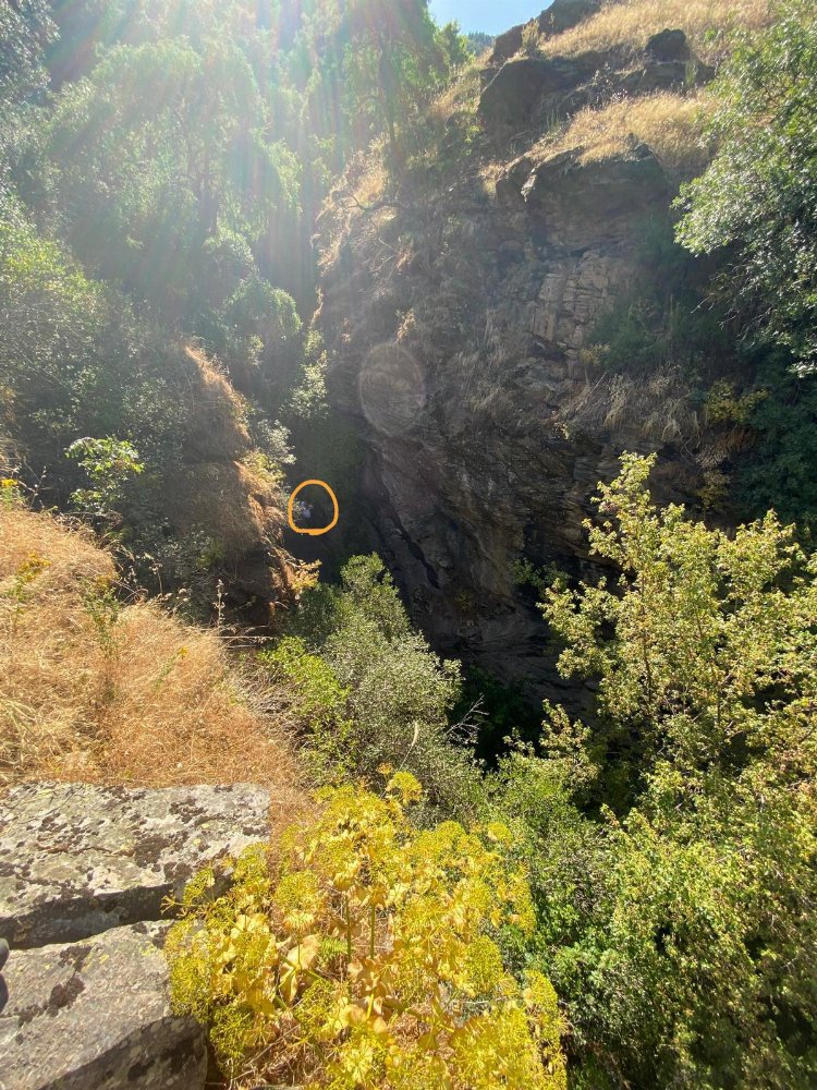 Uçurumdan düşen vatandaşı itfaiye ekipleri kurtardı