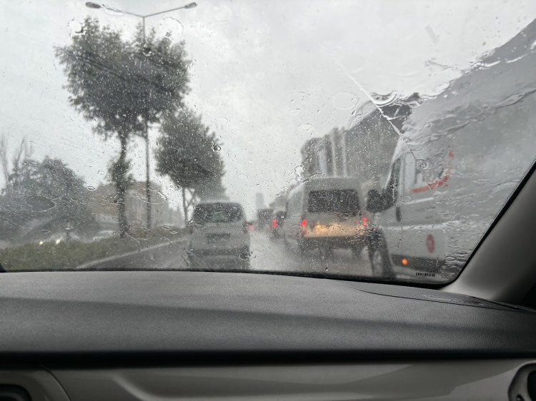 Bursa’da cadde ve sokaklar göle döndü