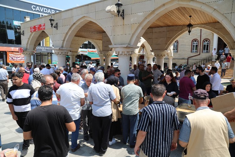 Geyve’de binlerce kişiye aşure ikramı