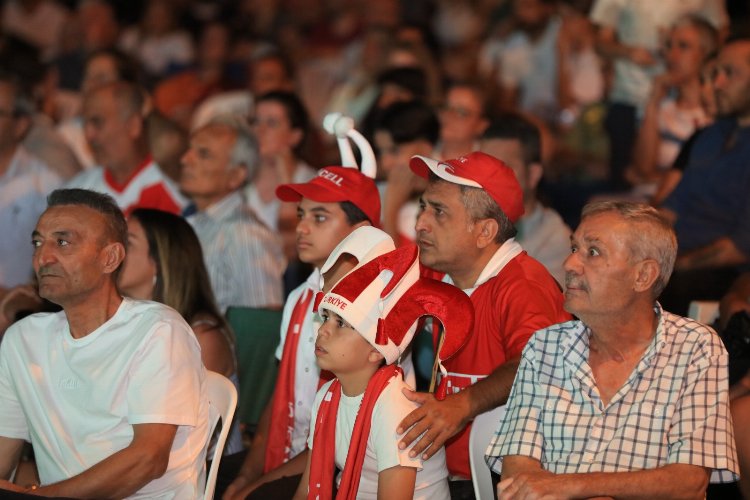 Güzelbahçe’de milli coşku meydanlara taştı