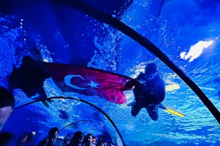 Sualtında Zafer coşkusu